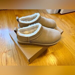 LIKE NEW! Women’s UGG Classic Micro - Sand, Size 5!
